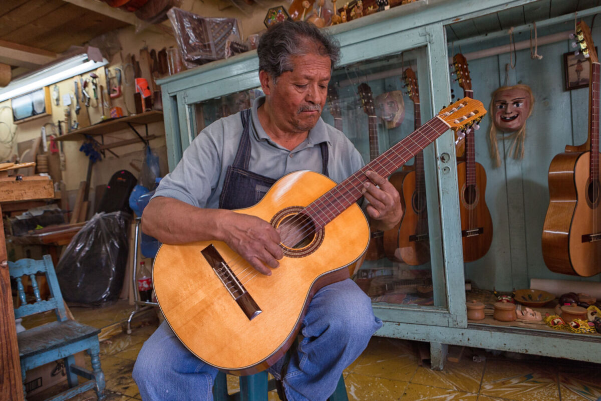 artesano tocando la guitarra 
