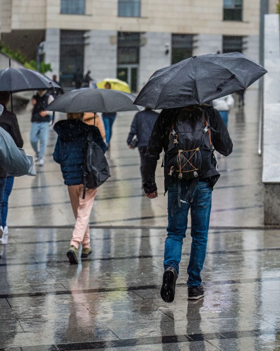 Adiós al paraguas en la mano: el mejor sustituto para no mojarte cuando llueve y tienes que caminar