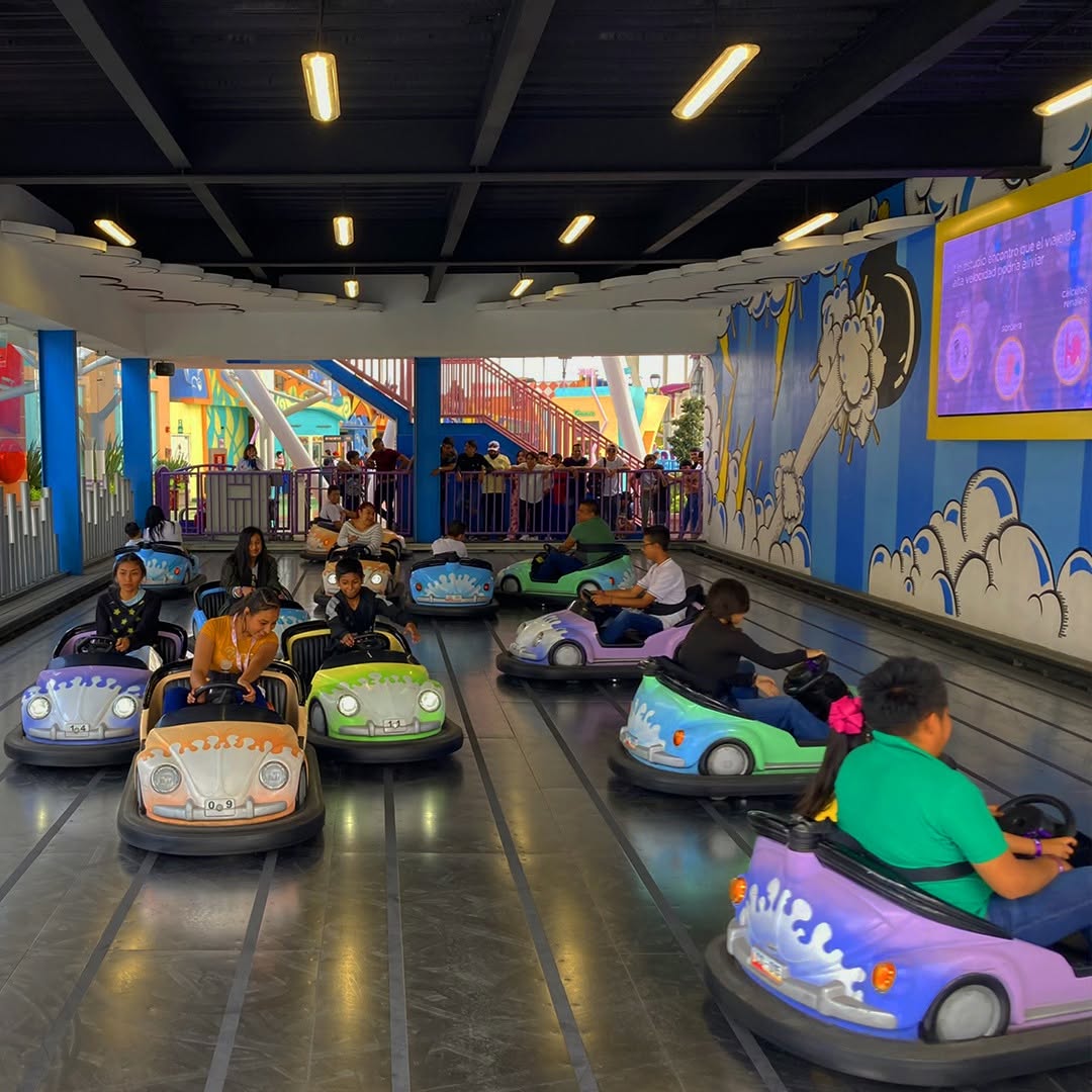 niños divirtiéndose en los carros chocones 