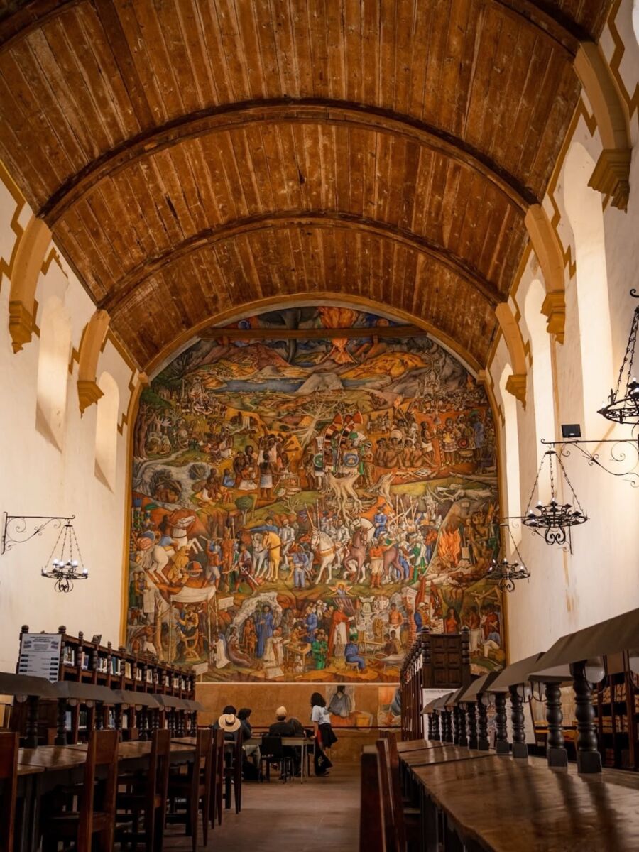 interior de una biblioteca en Pátzcuaro