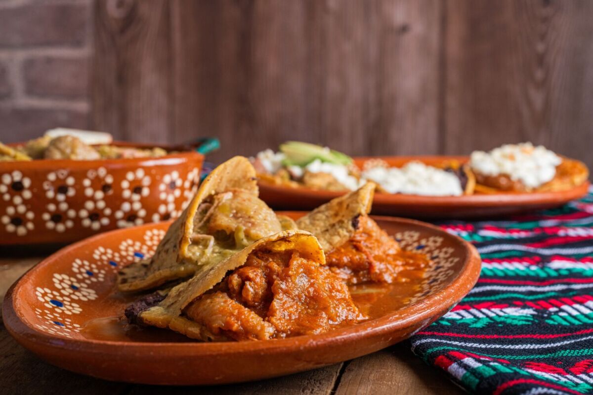 gordita de chicharrón servida en un plato de barro 