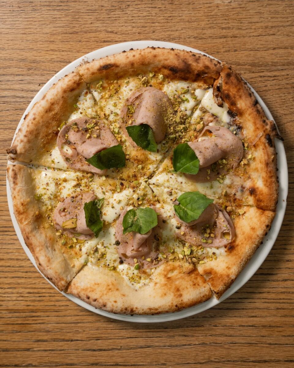 Pizza de mortadela y pistache