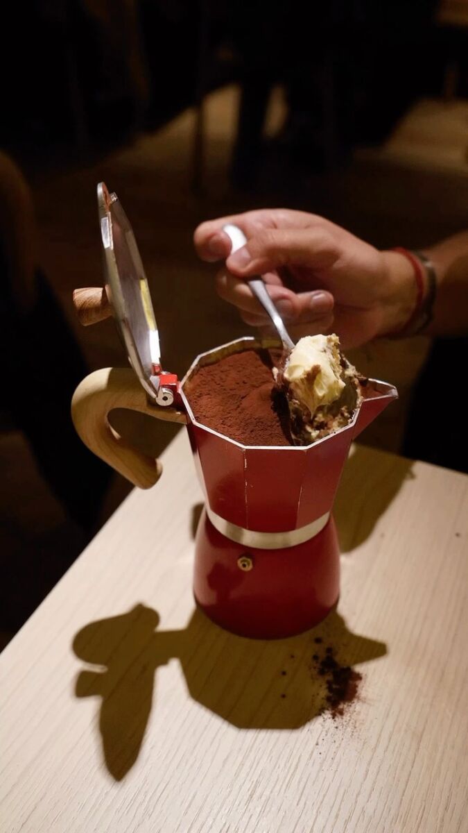 tiramisú en cafetera moka italiana