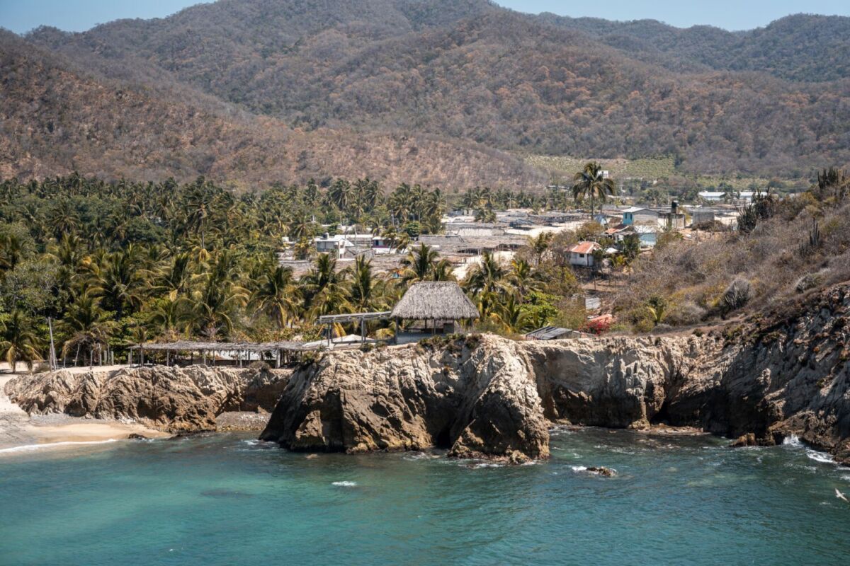 playa rodeada de montañas 