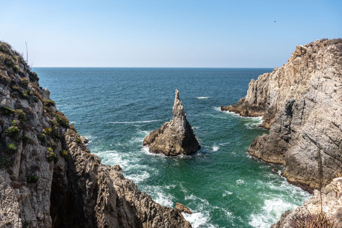 peñasco en medio del mar 