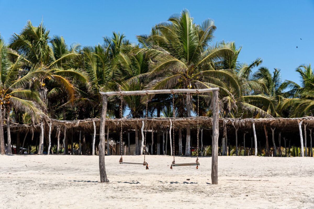 columpio de madera en una playa mexicana 