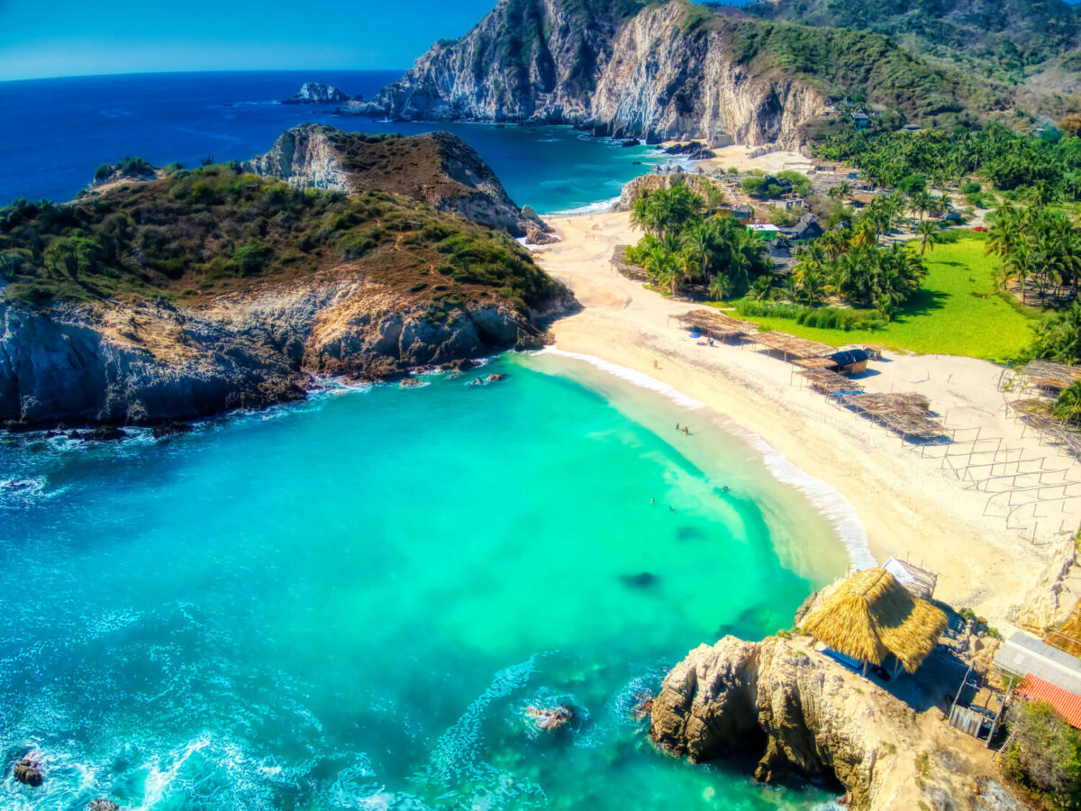 playa de agua turquesa en Michoacán 