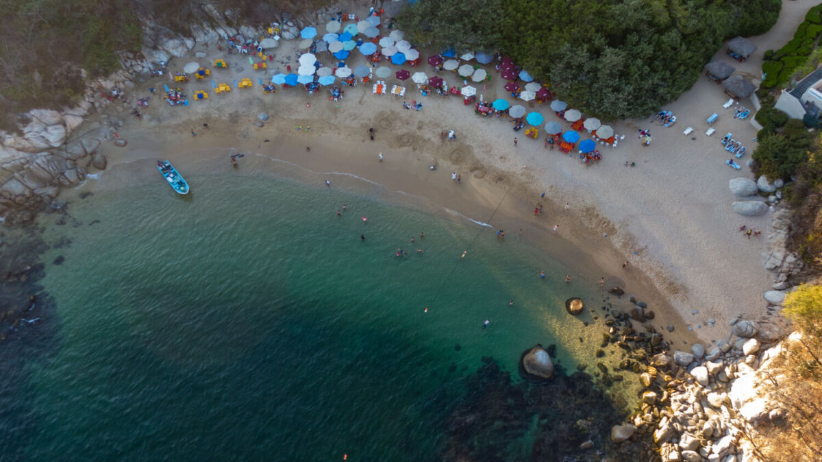 playa de agua esmeralda en Oaxaca