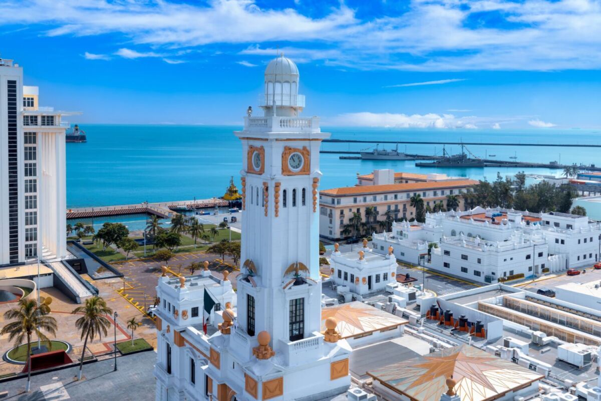 centro de ciudad con playa de día con el mar de fondo