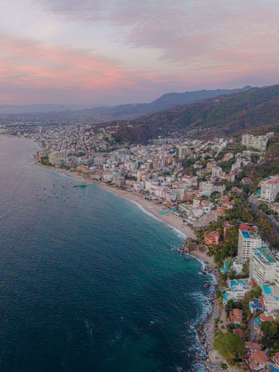Puerto Vallarta al aterdecer con casas en la playas