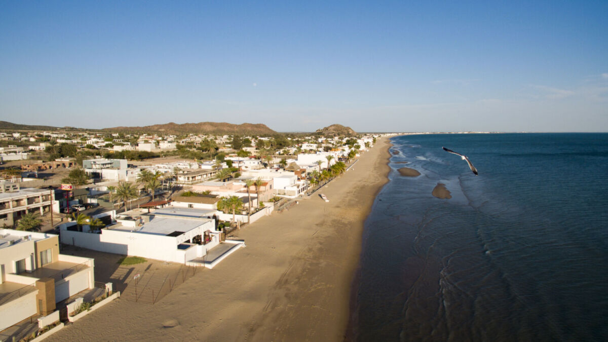 playa con casitas blancas bonitas de día 