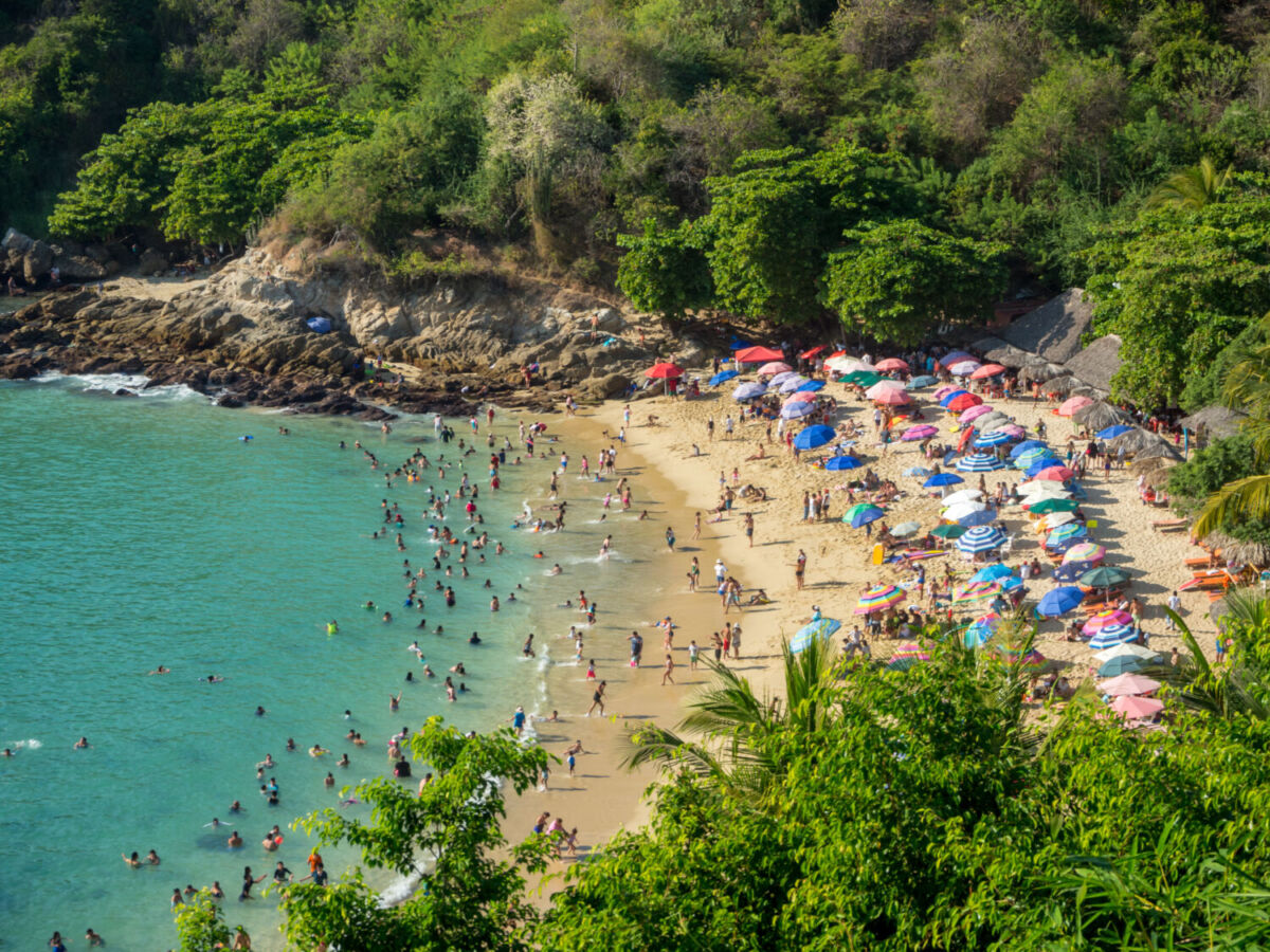 Carizalillo Oaxaca en vacaciones, con gente en la playa