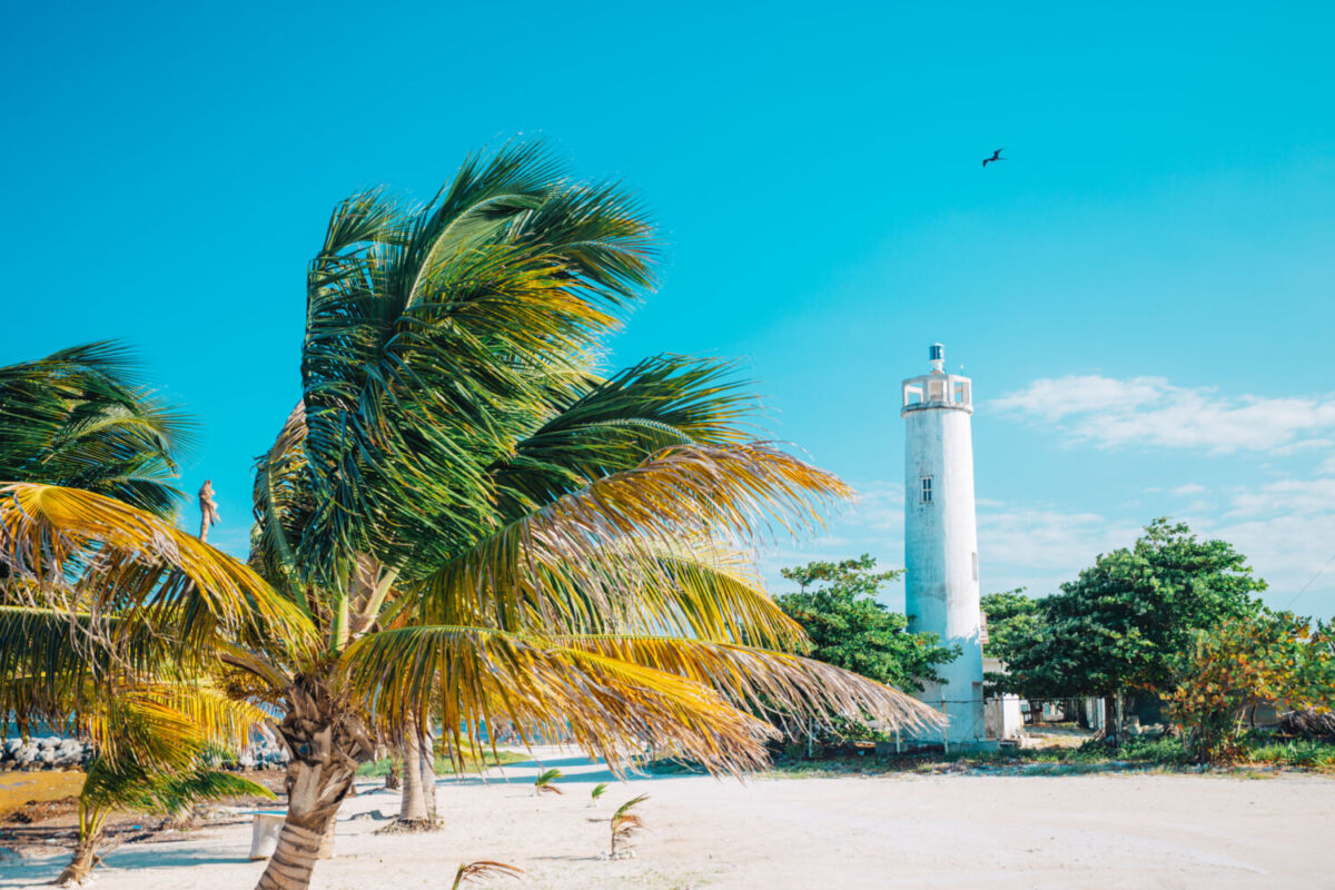 playa, palmeras y u faro en un pueblo de Quintana Roo