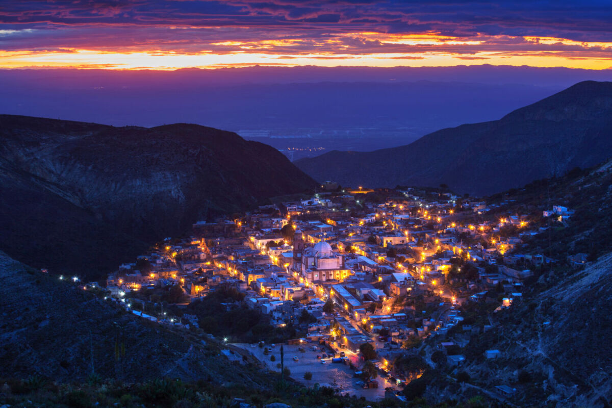 pueblo mágico barato en san luis potosí de noche