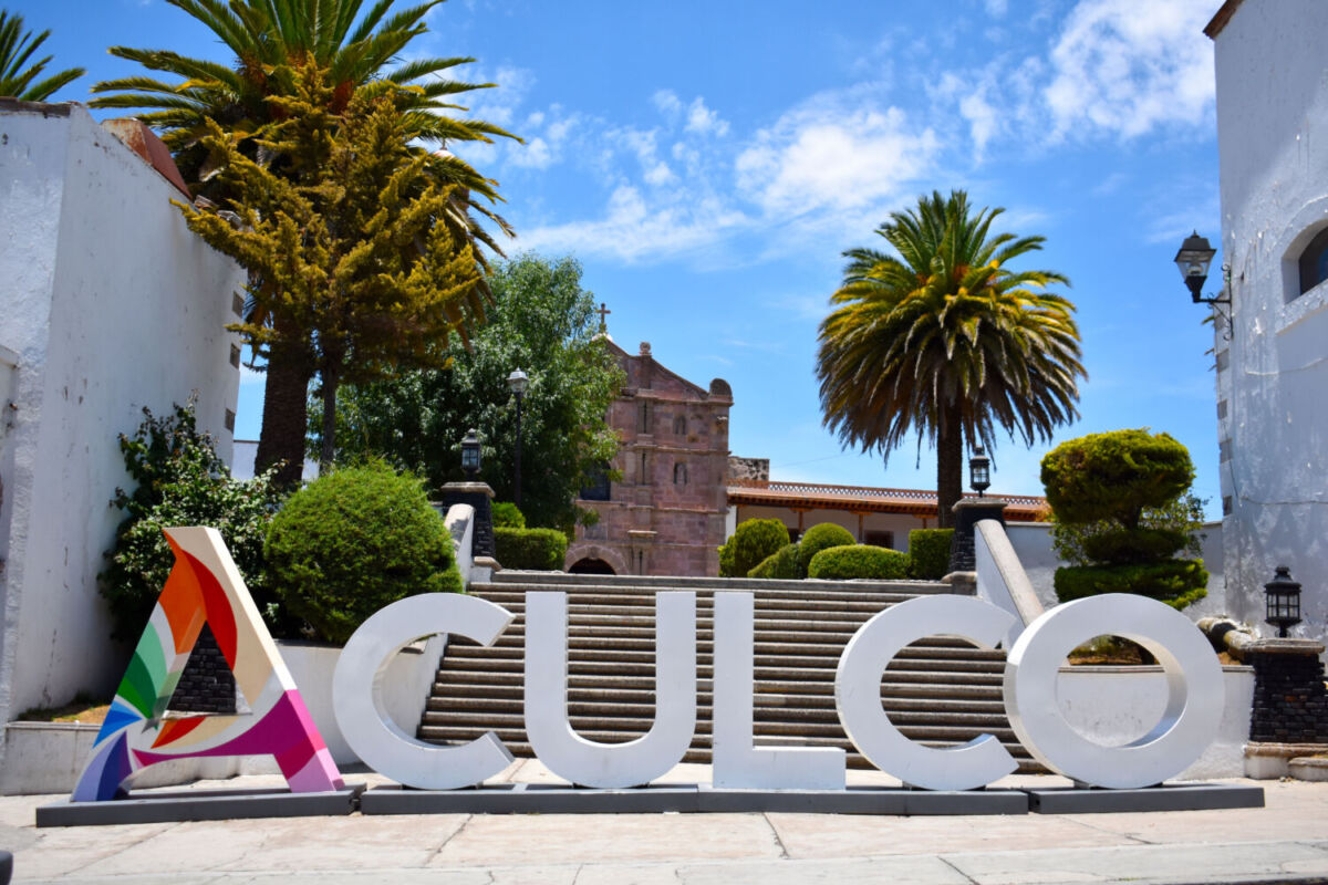 Letras turísticas de Aculco frente a catedral 