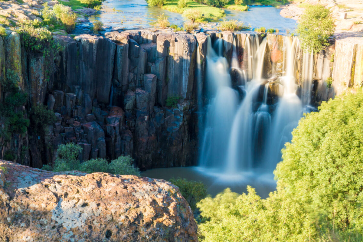 cascadas de prismas basálticos en pueblo mágico barato