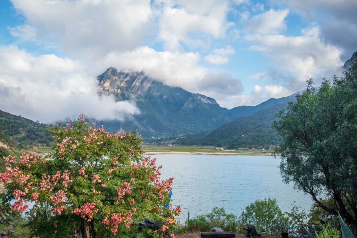 cañones a lo lejos con lago en frente en Santiago Nuevo Leon 