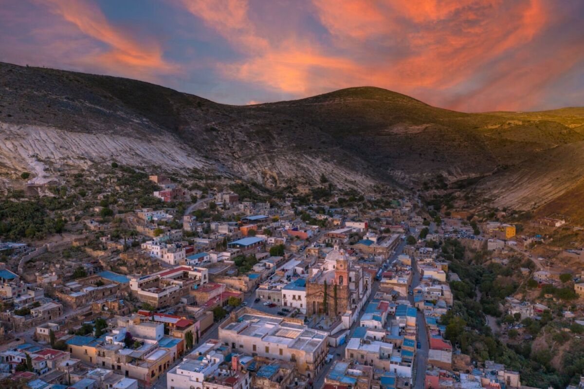 Real de Catorce al anochecer con cielo de colores