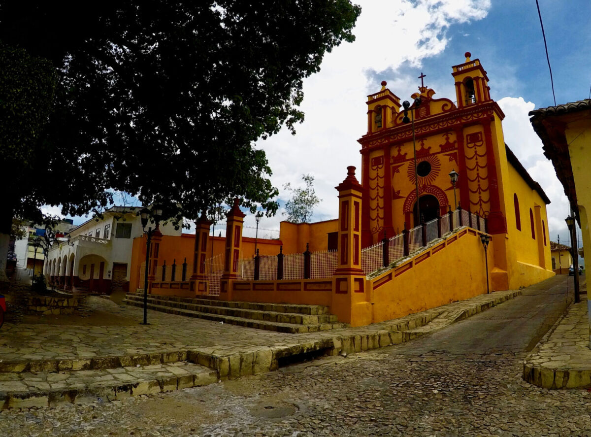 templo religioso de fachada colorida