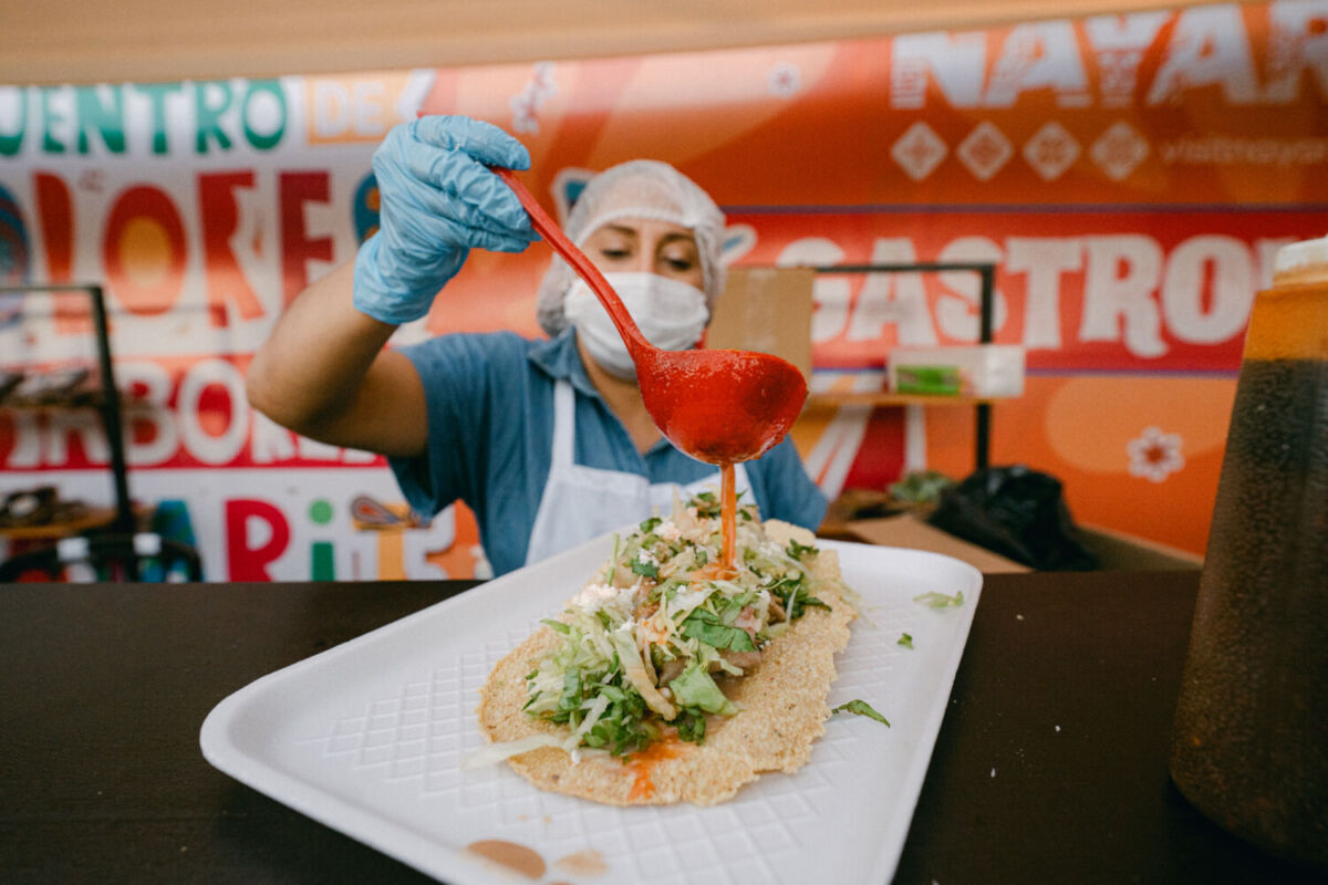 Una cocinera preparando una tostada gigante en Jala, Nayarit