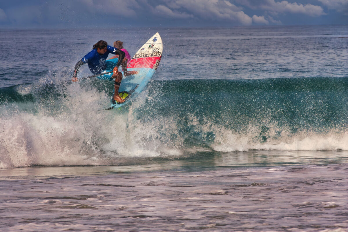 surfista tomando una ola 