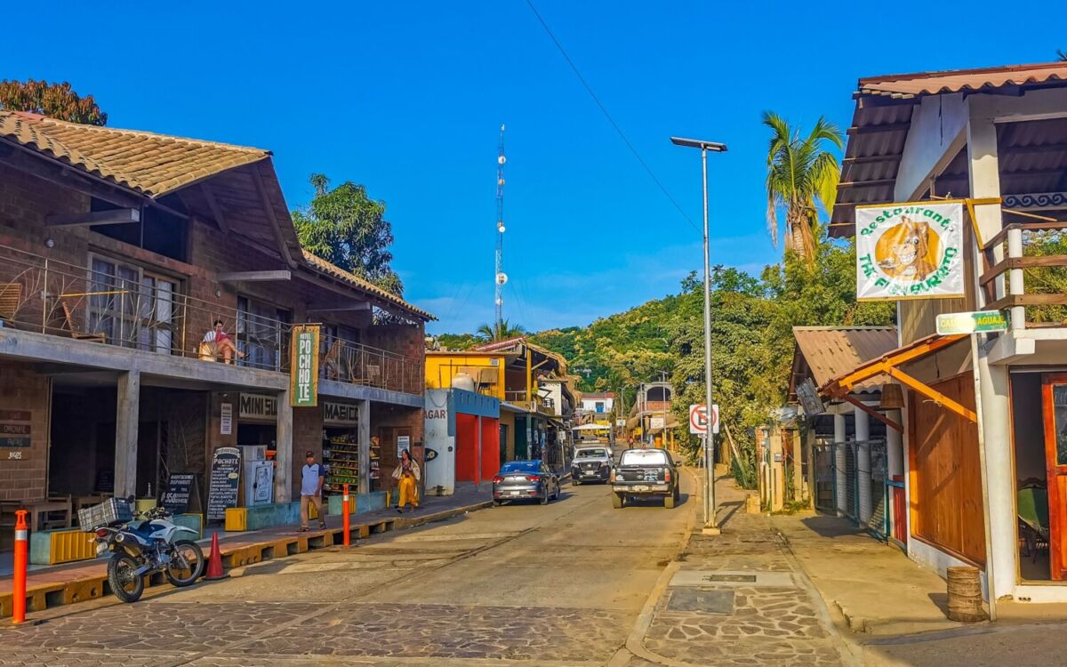 calle de un pueblo playero en Oaxaca 