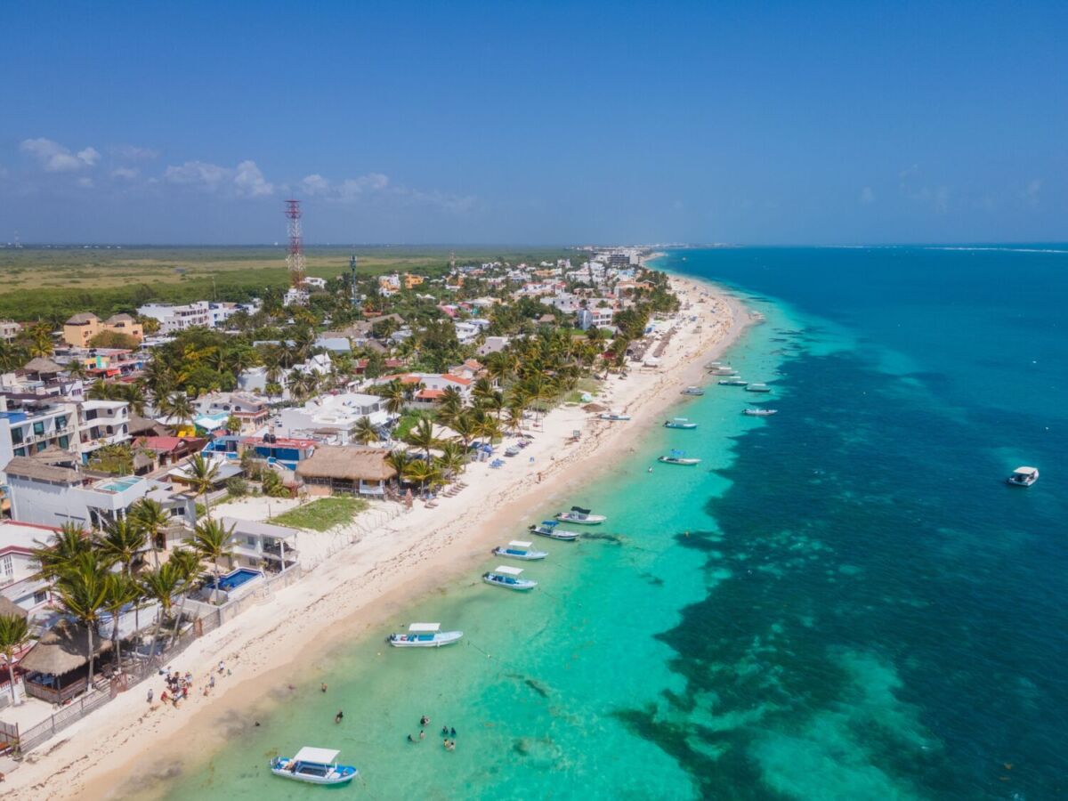 La playa de Puerto Morelos en vista aérea