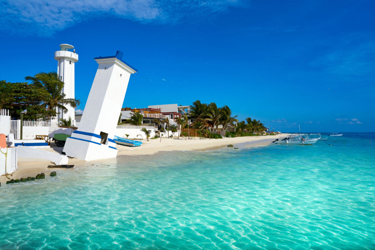 Vista del faro de Puerto Morelos desde la playa
