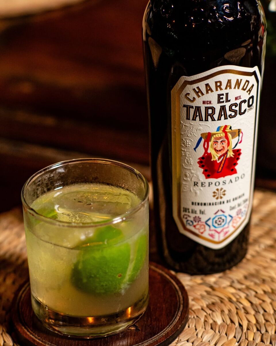Botella de Charanda marca Tarasco y un cóctel de charanda