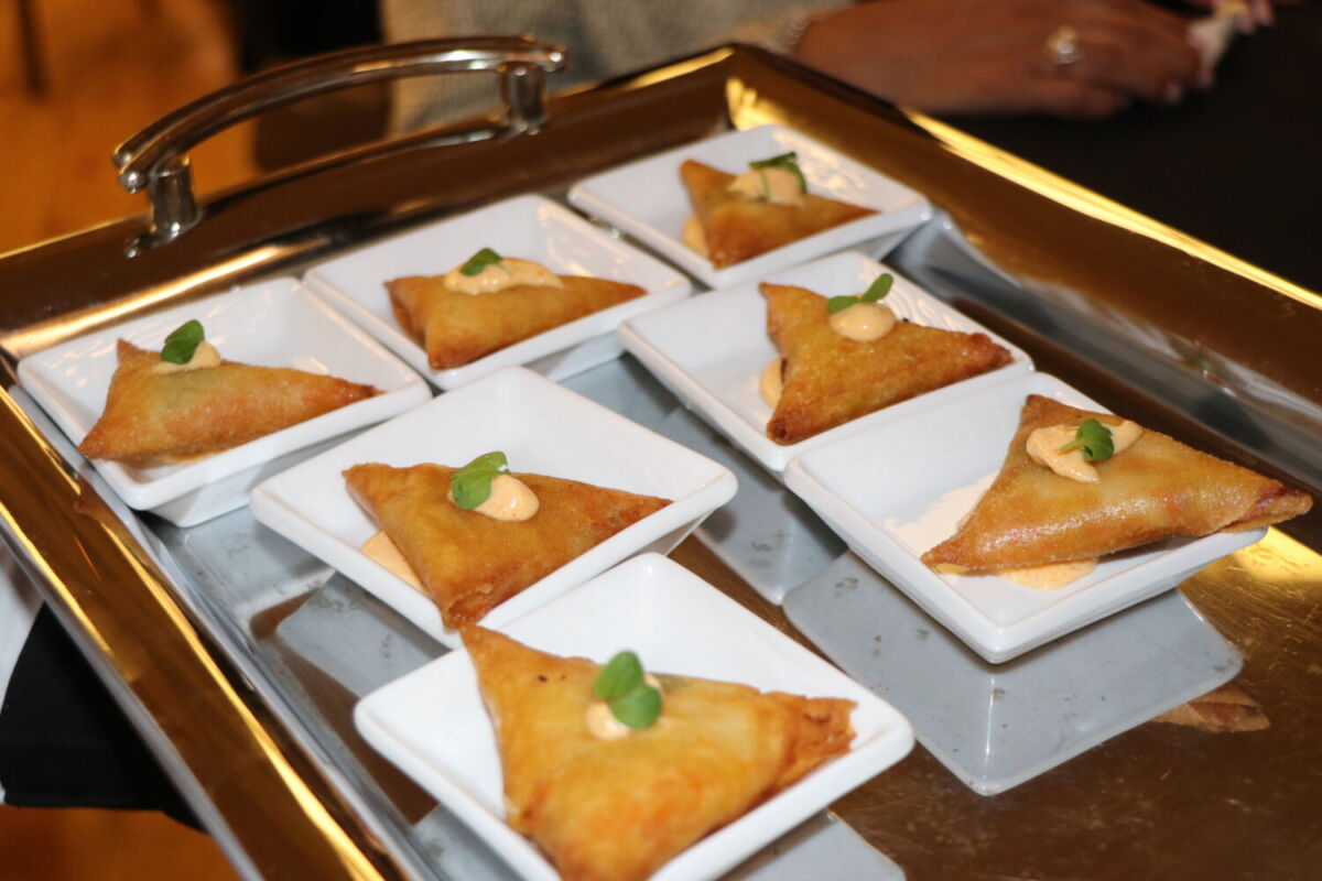 Samosa de camarón con mayonesa tandoori del restaurante Alamara