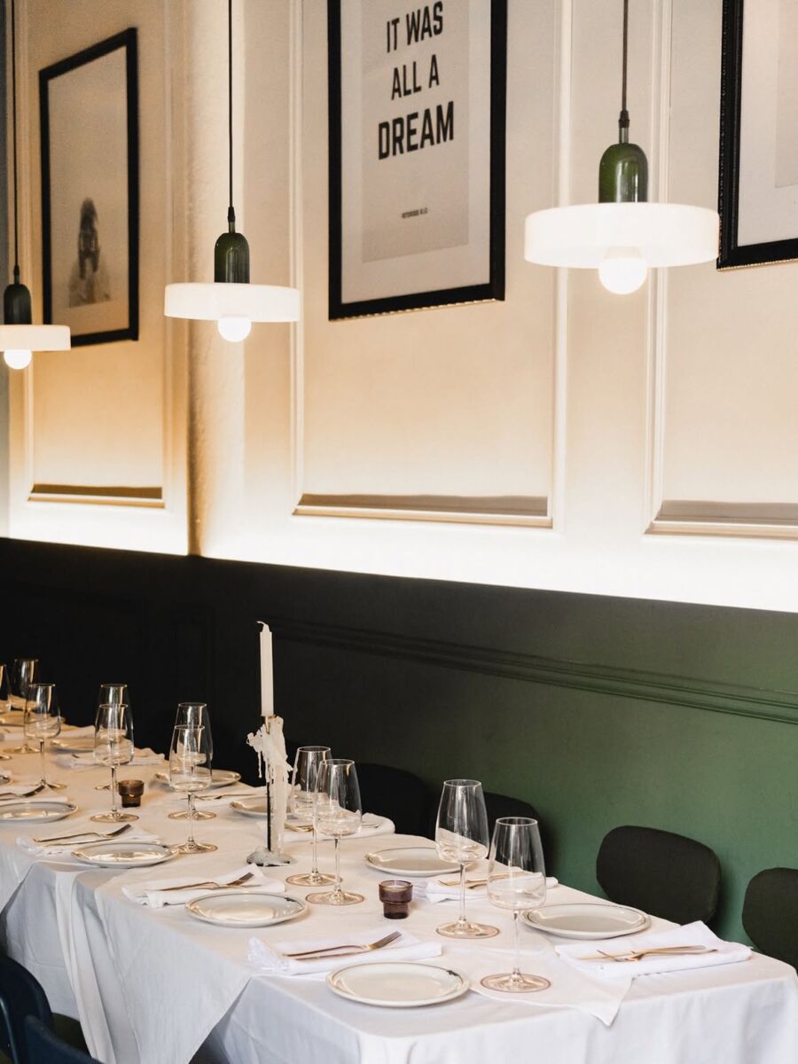 Mesas con manteles blancos y velas del restaurante Biggie's