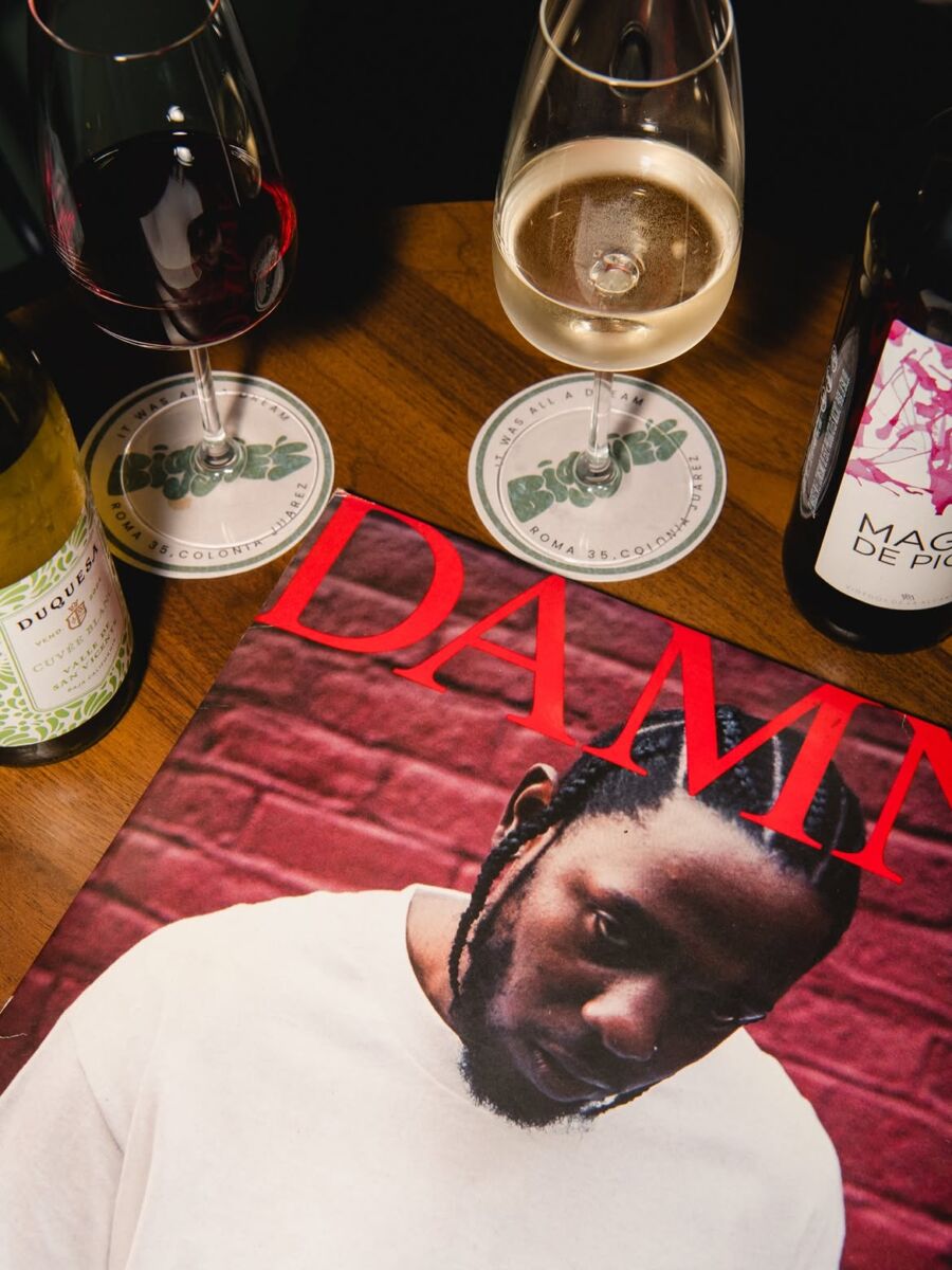 Disco de Kendrick Lamar sobre una mesa de Biggie's restaurante