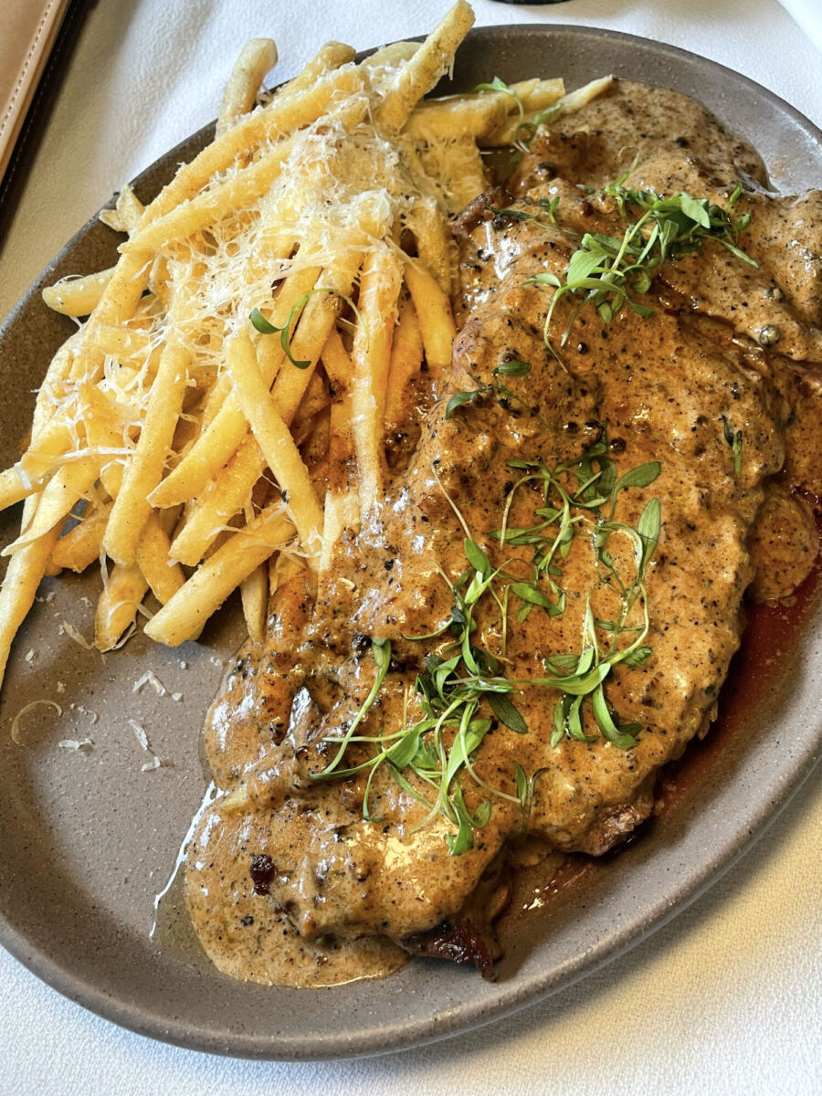 Steak au poivre con papas fritas de Biggie's restaurante