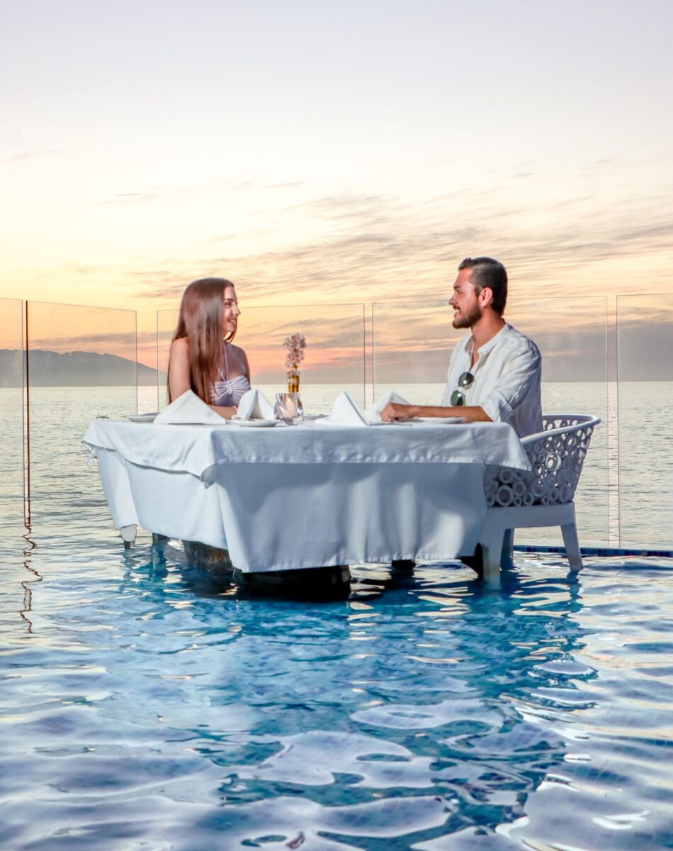 pareja disfrutando de una cena romántica 
