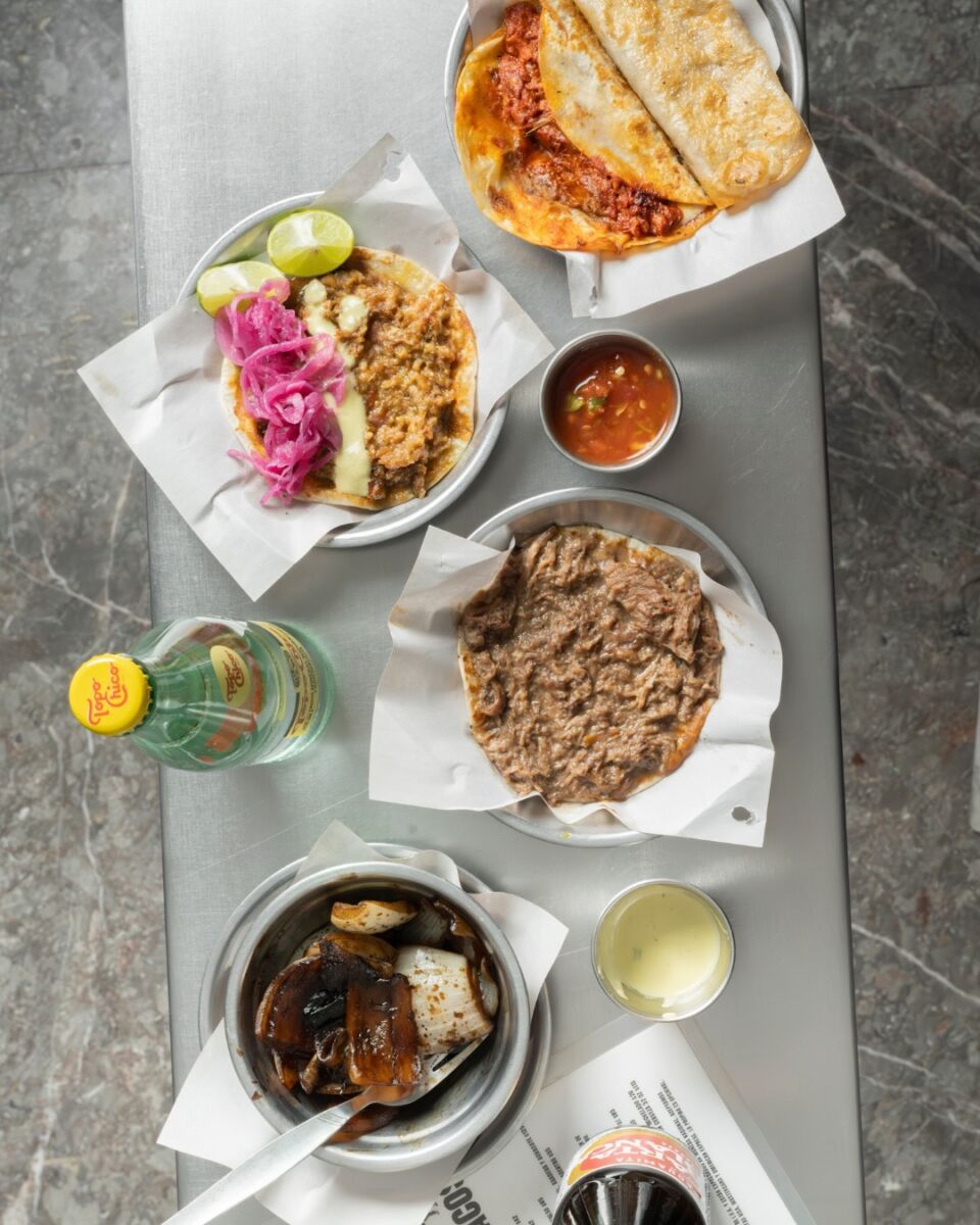 tacos y bebidas en Los Caramelos