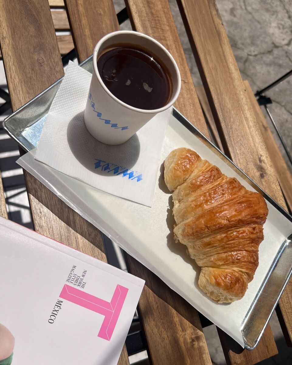 café y cuernito con revista de diseño en la roma sur