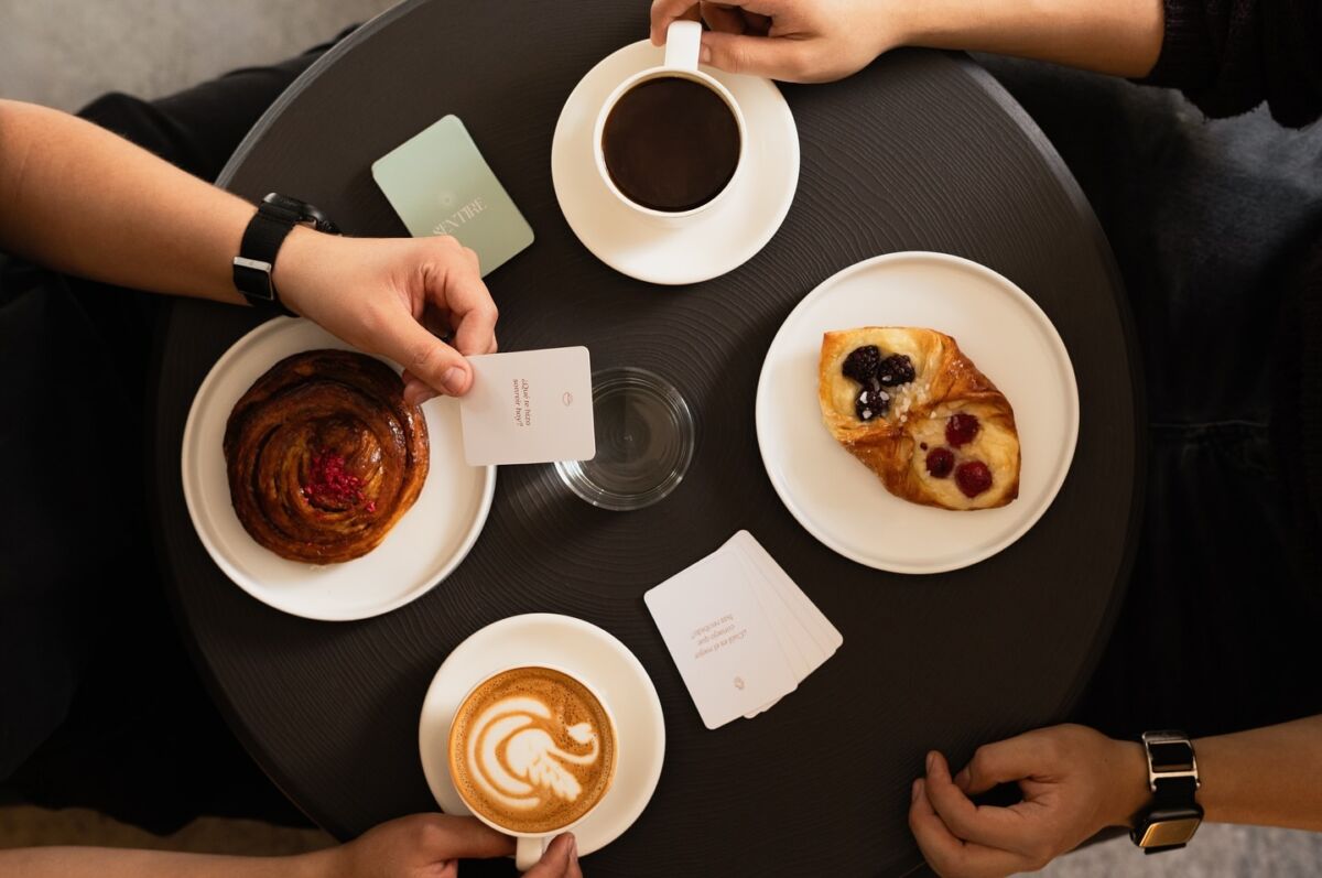 Tazas de café con pan dulce en Brewers