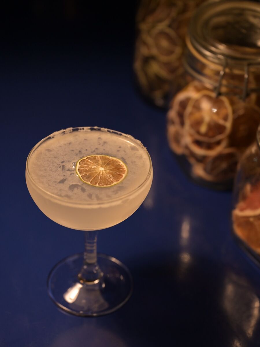 margarita con limón deshidratado en fondo azul
