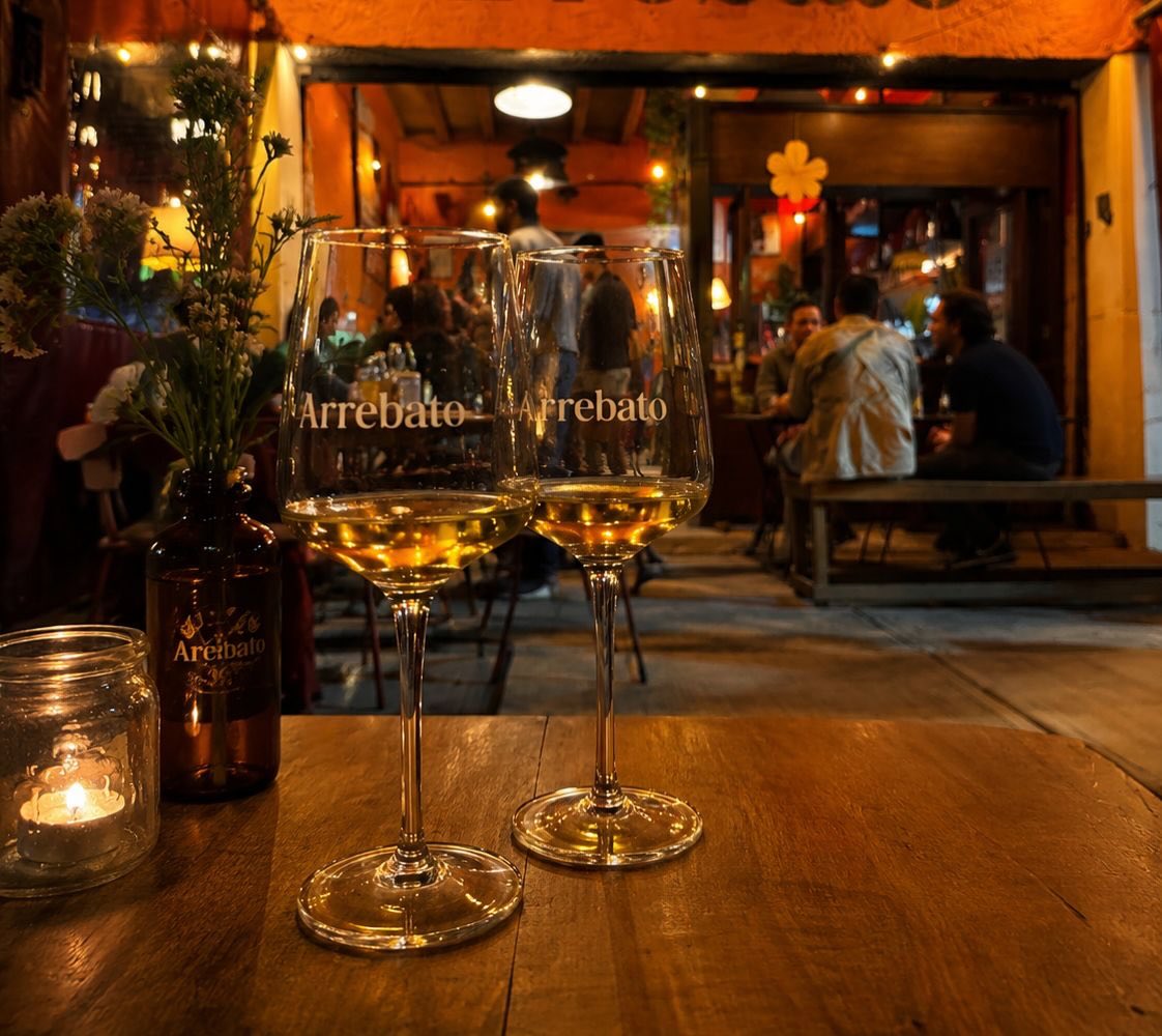copas de vino blanco frente a focaccería