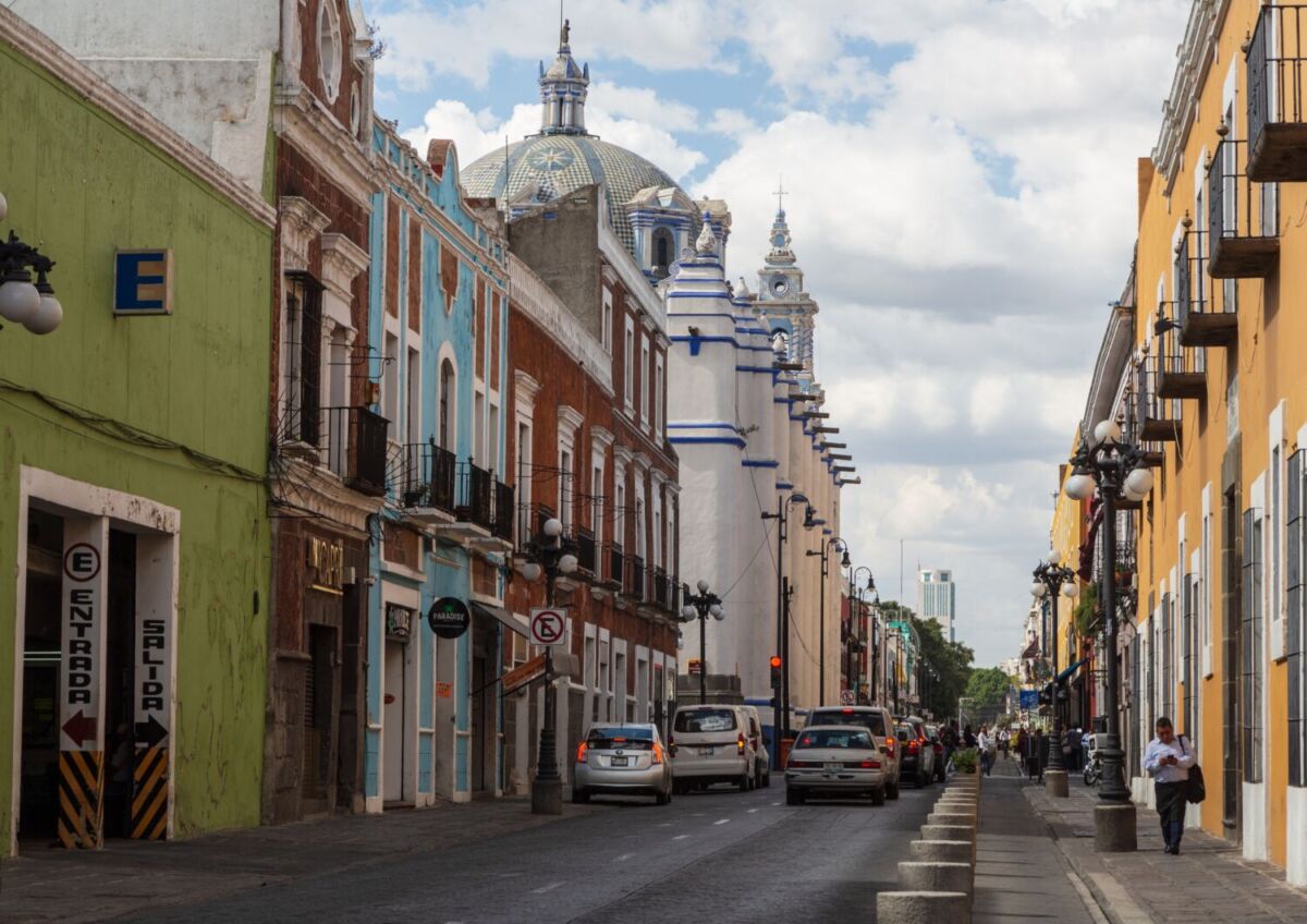 calle con casas coloridas en Cholula, Puebla
