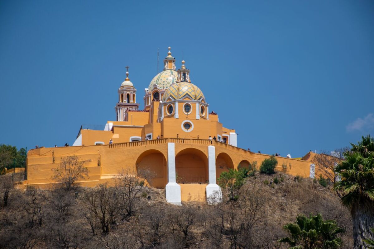 iglesia de la época colonial situada sobre una pirámide en México