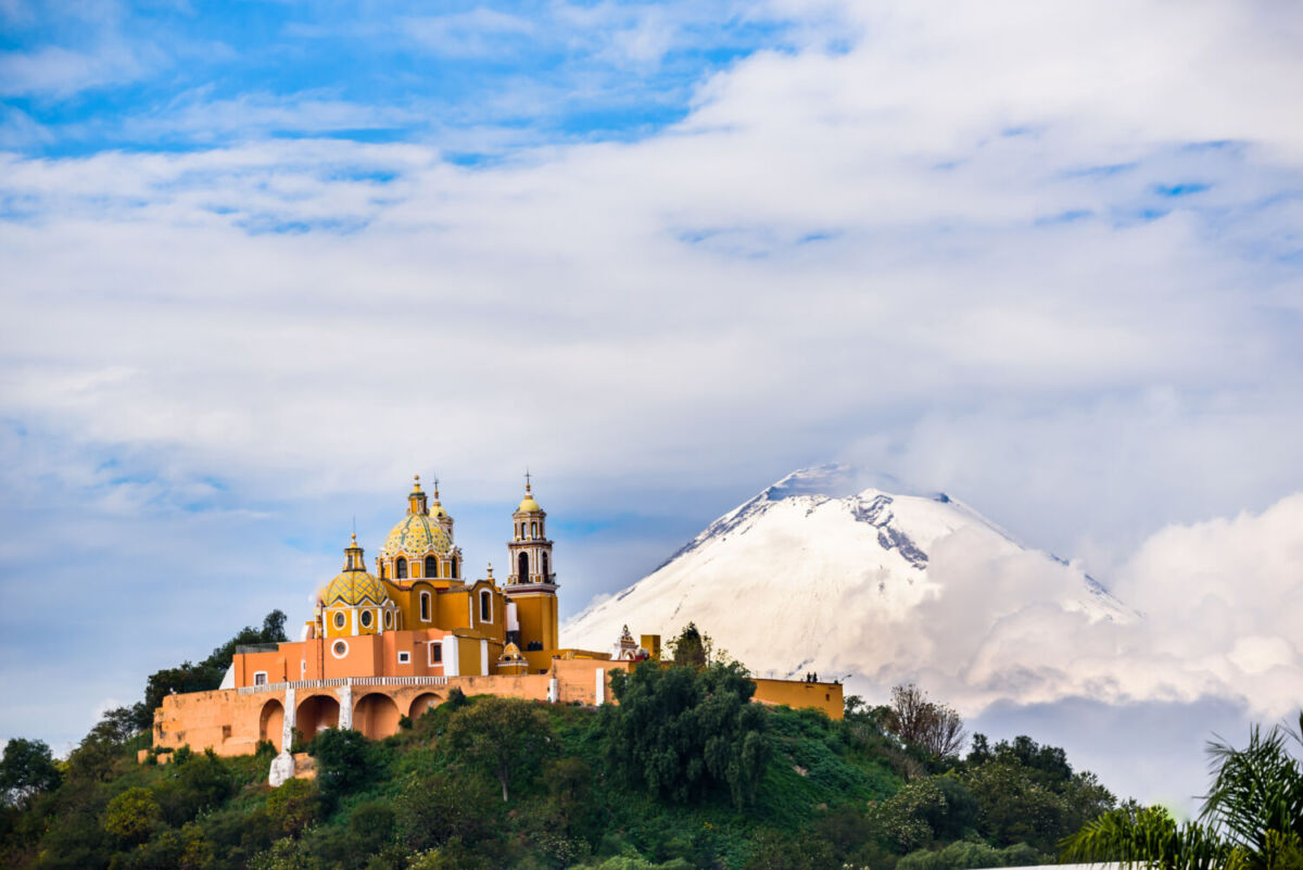 parroquia en la cima de una zona arqueológica