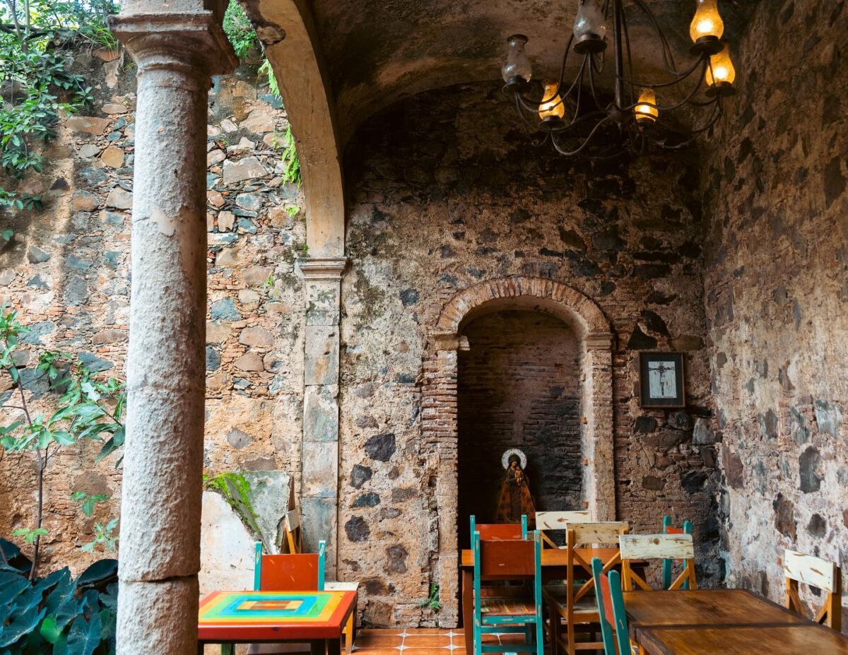 restaurante dentro de unas ruinas 