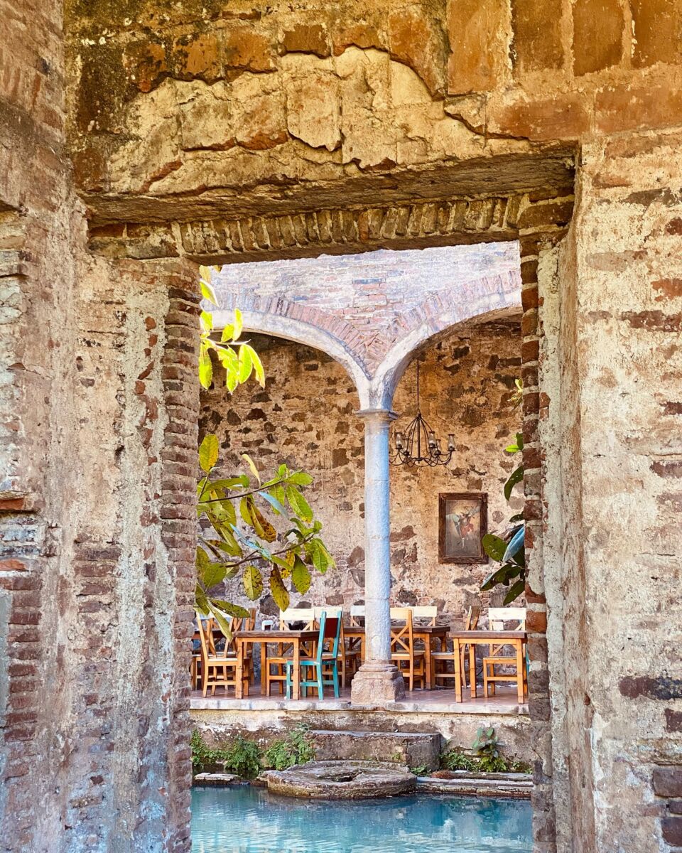 restaurante dentro de unas ruinas 