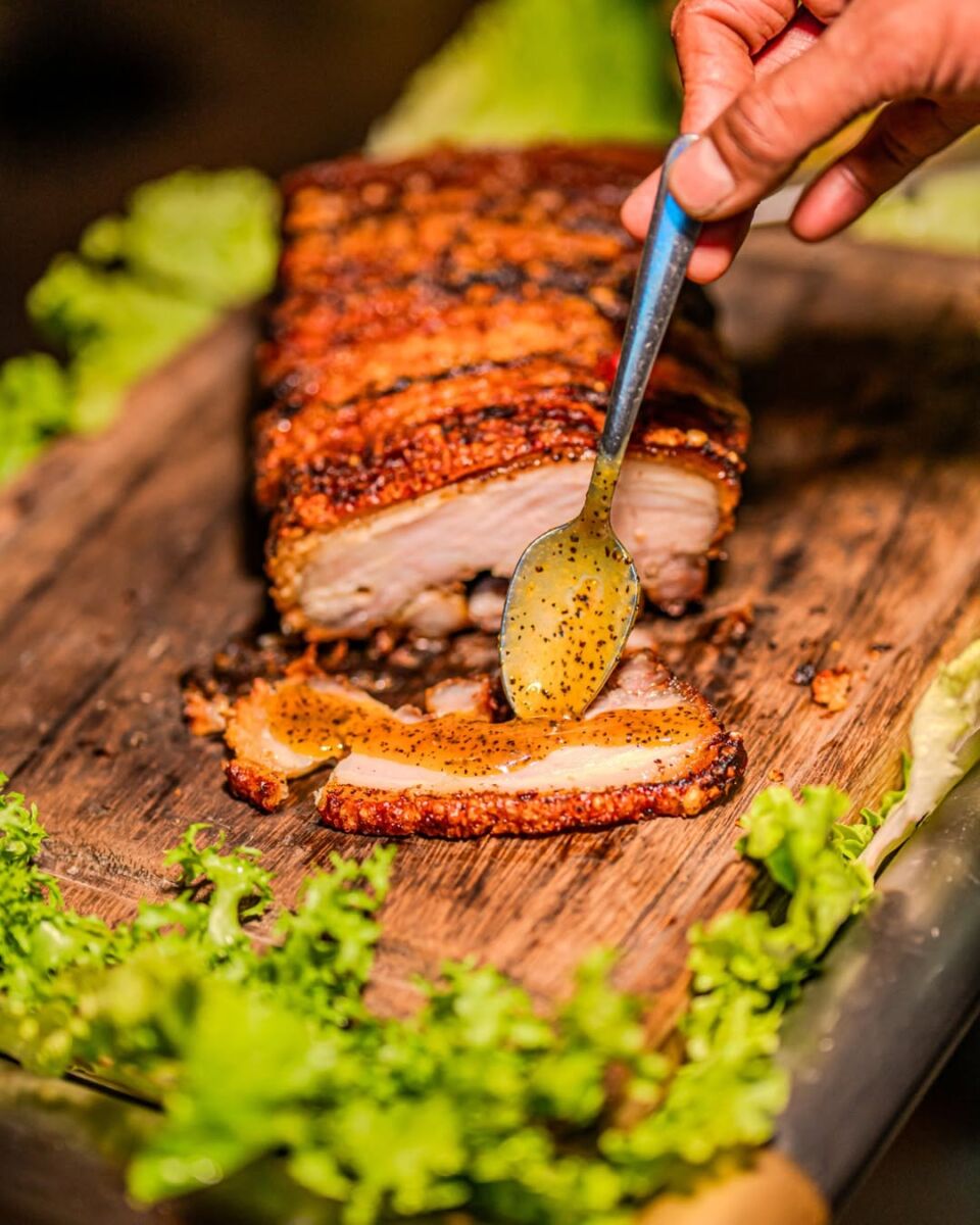 care jugosa en tabla con salsa y lechuga
