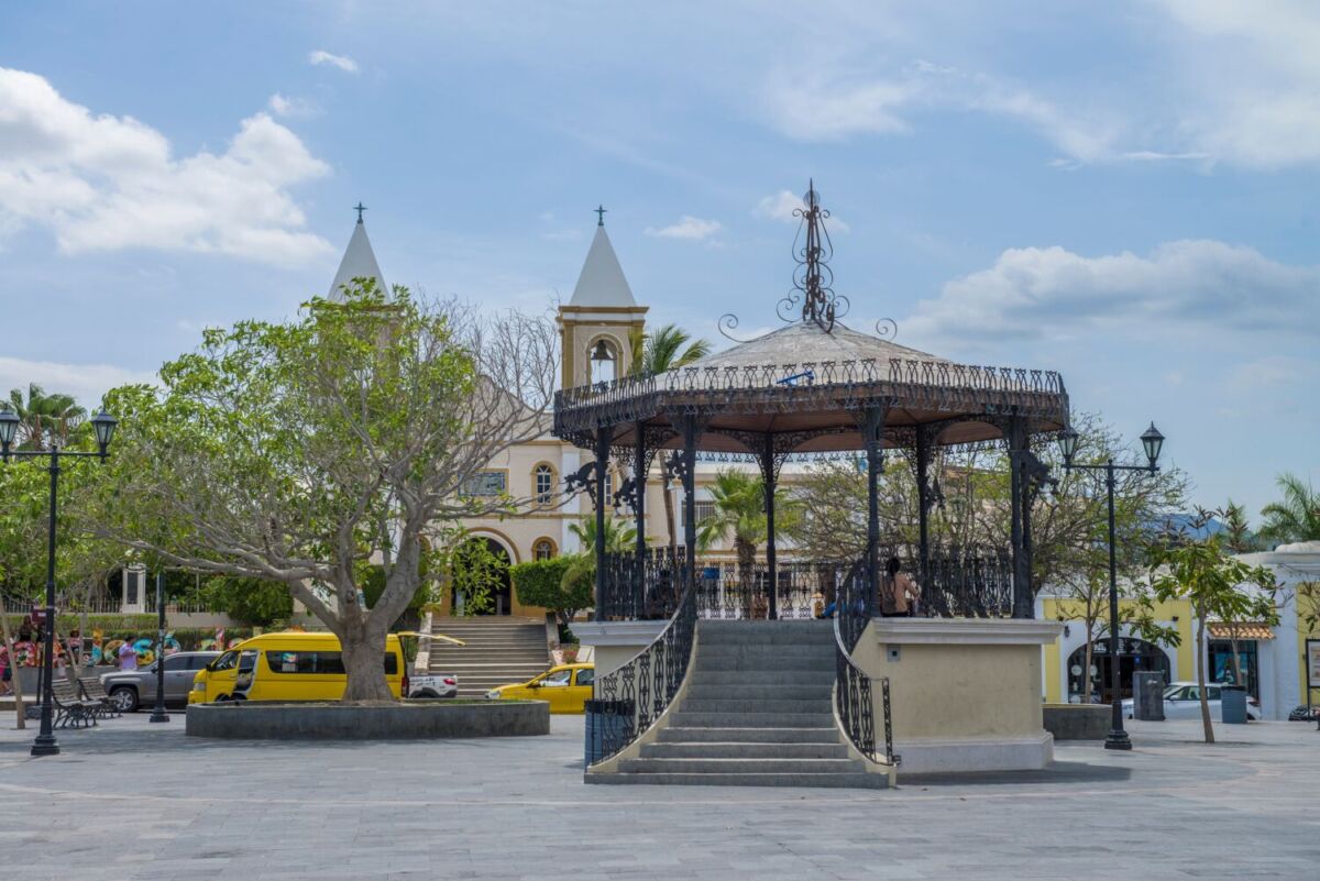 Kiosco de hierro forjado en la Plaza Mijares con las torres del templo colonial de fondo, San José del Cabo