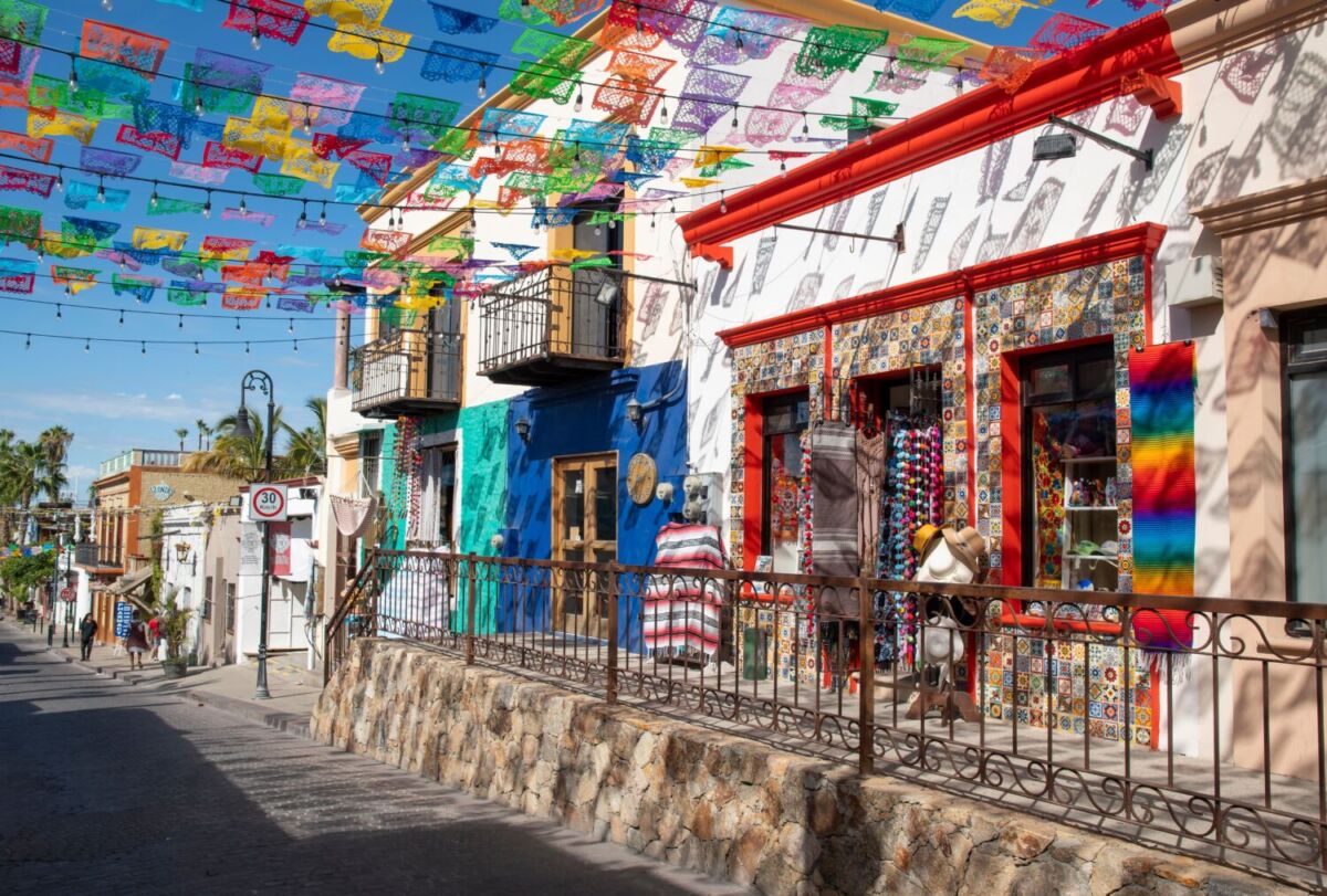Calle del centro histórico de San José del Cabo decorada con papel picado y una tienda de artesanías mexicanas