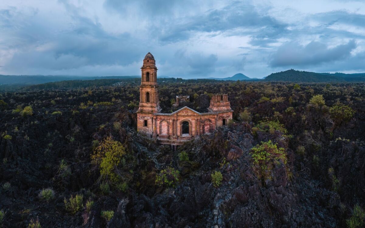paisajes de piedra volcanica en san juan parangaricutiro