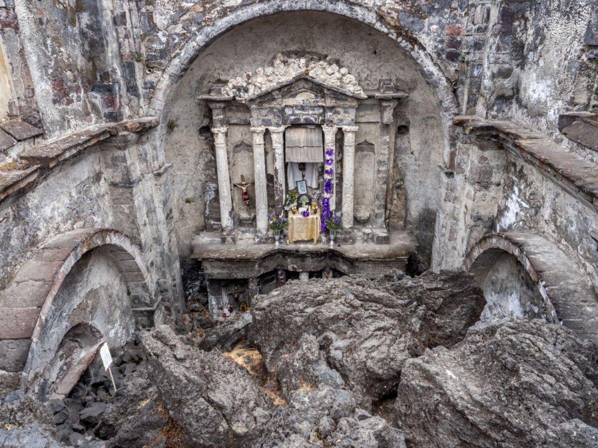 altar templo del señor de los milagros en san juan parangaricutiro