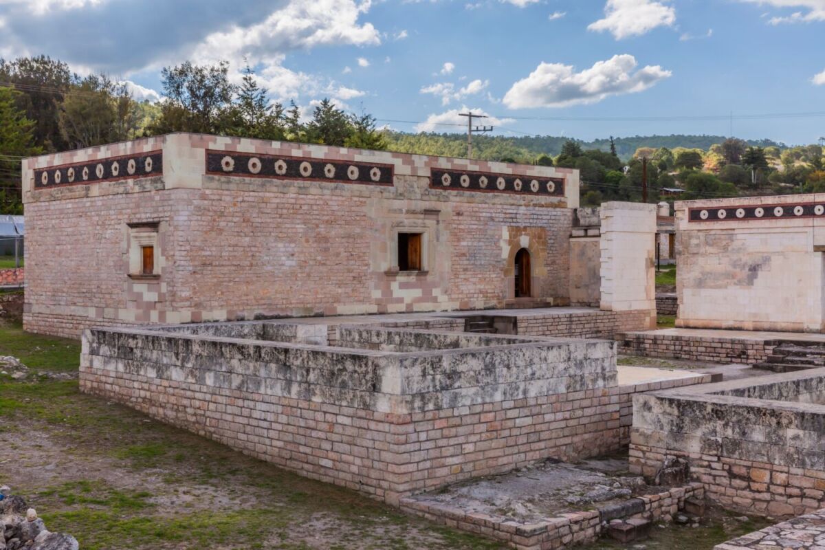 En la región mixteca de Oaxaca hay un pueblo escondido entre montañas, famoso por su mole negro y textiles bordados
